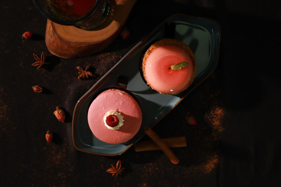Préparation de la gélatine rose dans une cuisine